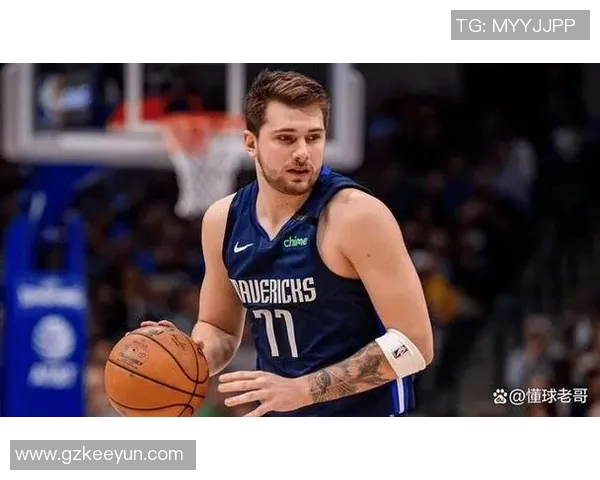 东契奇晃开防守 强突上篮打成2+1