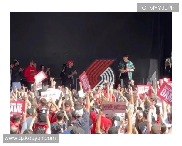 老将的指导!比赛间隙,利拉德对杨瀚森面授机宜 老将的指导!比赛间隙,利拉德对杨瀚森面授机宜